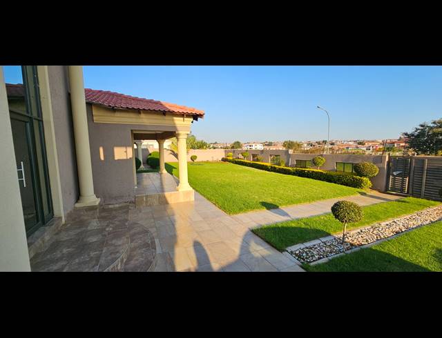 5 BEDROOM HOUSE FOR SALE IN SERALA VIEW